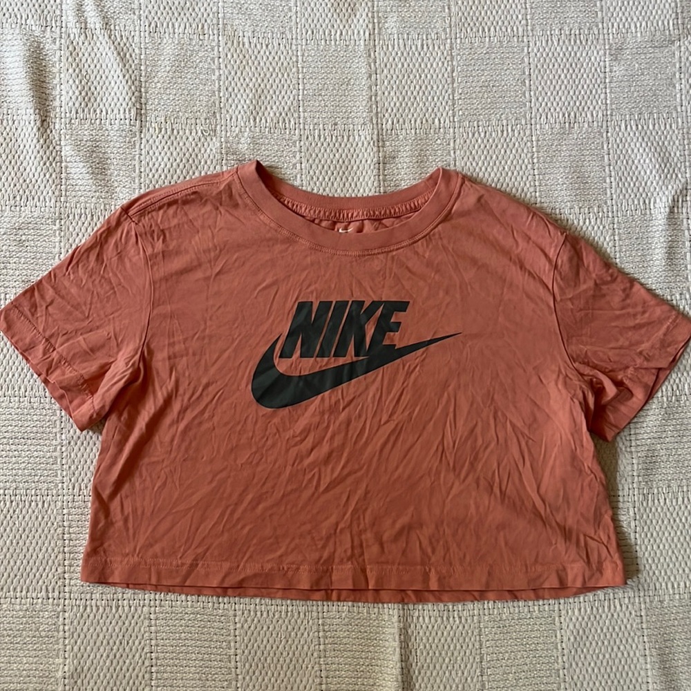 peach cropped nike tee “the nike tee.” size small
